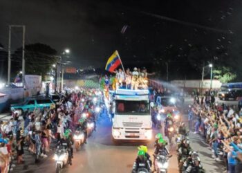 ¡Bienvenidos campeones! Las calles se desbordaron para recibir a los Tiburones de La Guaira (VIDEO)