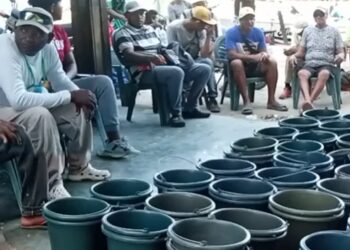 VIDEO: La idea endógena del chavismo para “atacar” la escasez de agua en Falcón… entregar tobos vacíos
