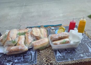 Vivió en la calle con su bebé, empezó a vender sándwiches para salir adelante y un video VIRAL lo cambió todo