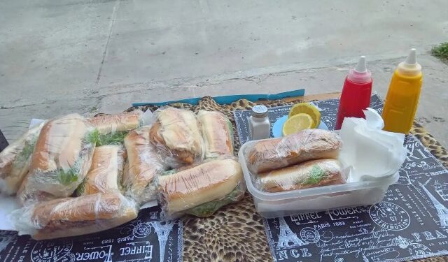 Vivió en la calle con su bebé, empezó a vender sándwiches para salir adelante y un video VIRAL lo cambió todo