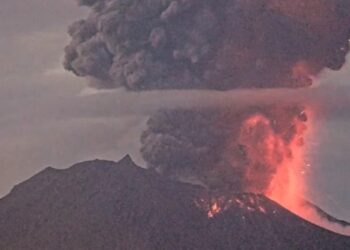 El volcán Sakurajima de Japón entra en erupción y crea una columna de humo de cinco kilómetros (Videos)