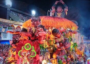 Un desfile sobre los indígenas yanomami acapara la atención en el carnaval de Río