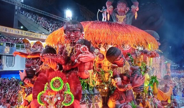 Un desfile sobre los indígenas yanomami acapara la atención en el carnaval de Río