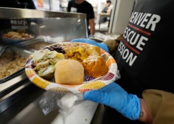 El mundo desperdicia millones de toneladas de alimentos cada año, dice la ONU