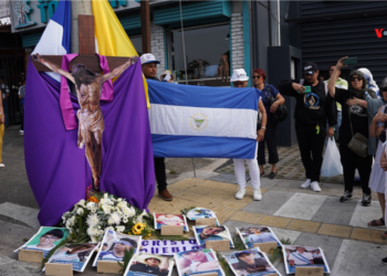 Nicaragüenses en el exilio denuncian con su viacrucis la «persecución cruel» de Ortega contra la Iglesia