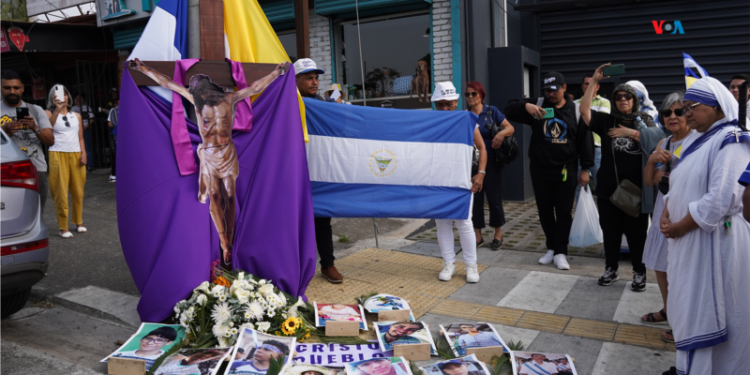 Nicaragüenses en el exilio denuncian con su viacrucis la «persecución cruel» de Ortega contra la Iglesia