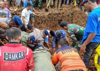 Suben a 26 los muertos por las inundaciones y los corrimientos de tierra en Indonesia