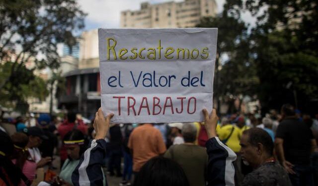 Maduro está en la capacidad fiscal de pagar un salario mínimo de 100 dólares, según economista