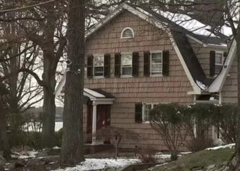 Compraron la casa de sus sueños en Queens, pero hallaron a un extraño en su habitación que no quiere irse