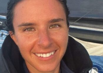 Viaje histórico: mujer se convierte en la primera estadounidense en cruzar el mundo sola en un bote