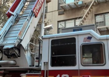 Incendio de 17 apartamentos ilegales dejó un fallecido y docenas de personas sin hogar en Nueva York