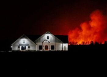 El mayor incendio forestal de la historia de Texas podría propagarse con más velocidad el fin de semana