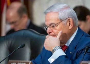 Senador Bob Menéndez es acusado por cuarta vez de cargos relacionados con presunto plan de soborno
