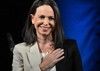 Maria Corina Machado hace una jugada de ajedrez con los COMANDITOS