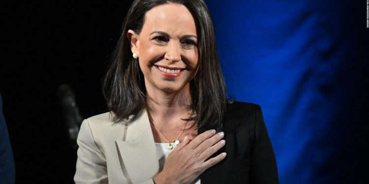 Maria Corina Machado hace una jugada de ajedrez con los COMANDITOS