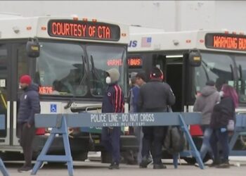 La razón por la que migrantes venezolanos deberán abandonar albergues en Chicago en los próximos días