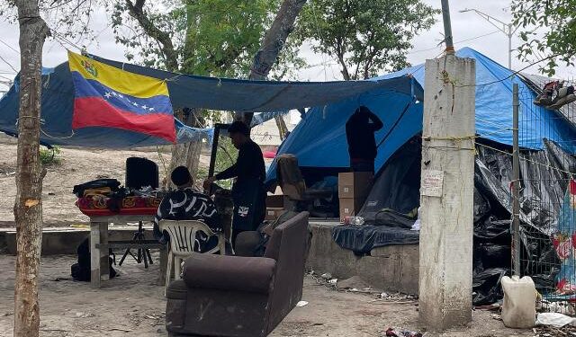 Frustración y desaliento de venezolanos en el lado mexicano de la frontera tras la visita de Biden