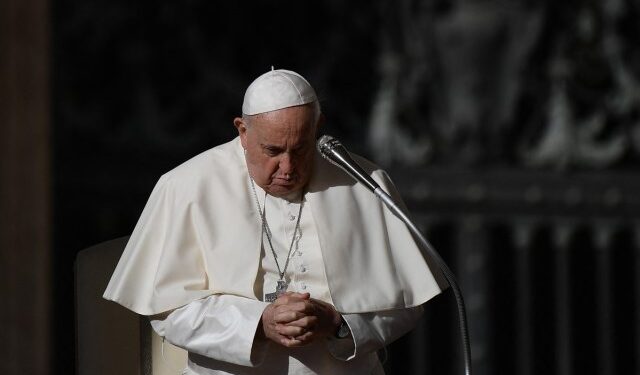 El papa Francisco lamenta el robo “cruel” de la infancia por las guerras, drogas o migraciones