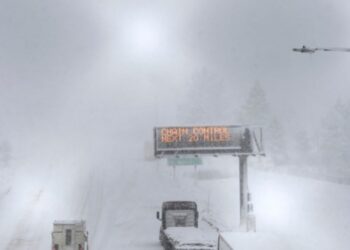 Potente tormenta en California y Nevada dejó largos tramos de carreteras cubiertos de nieve