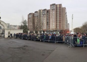 Una muchedumbre hace cola frente a una iglesia en Moscú para despedirse de Navalni