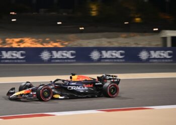 Verstappen logra la pole en Baréin para iniciar la defensa de su título