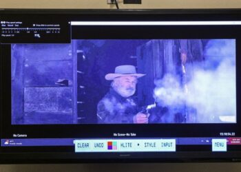 Director de “Rust” declaró que el disparo en el set se sintió como el “golpe” de un bate