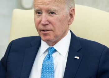 Biden ordenó iniciar lanzamientos aéreos de ayuda humanitaria sobre Gaza
