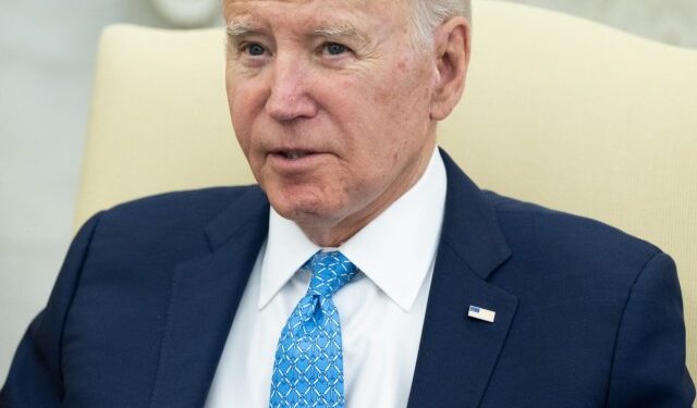 Biden ordenó iniciar lanzamientos aéreos de ayuda humanitaria sobre Gaza