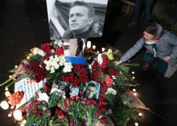 Seguidores de Navalni se concentran frente a su tumba el día después de su entierro (FOTOS)