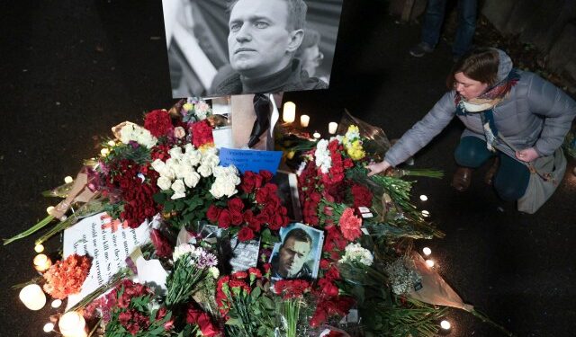 Seguidores de Navalni se concentran frente a su tumba el día después de su entierro (FOTOS)