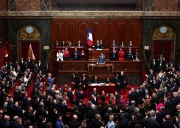 El Vaticano afirma que incluir el aborto en la Constitución de Francia equivale al “derecho a suprimir una vida”