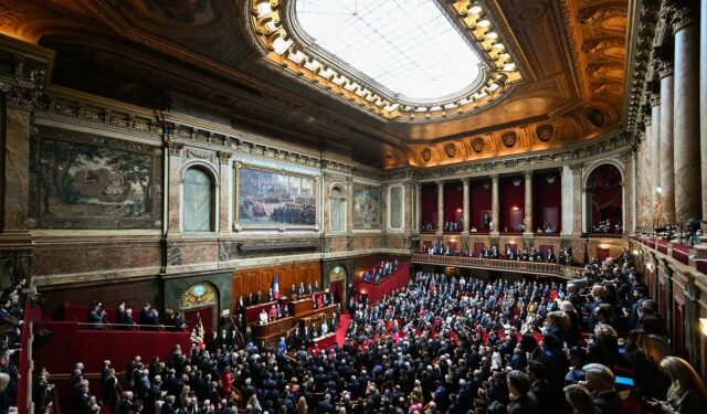 Francia inscribe la “libertad garantizada” de abortar en su Constitución