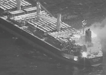 Ataque contra un buque granelero frente a las costas de Yemen dejó tres muertos