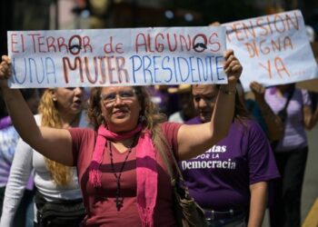 La contundente protesta de las venezolanas en su día por salarios y pensiones dignas (Fotos)