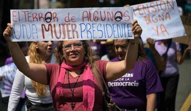 La contundente protesta de las venezolanas en su día por salarios y pensiones dignas (Fotos)