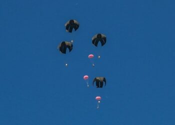 Avión militar de EEUU realizó el cuarto lanzamiento de ayuda humanitaria sobre Gaza