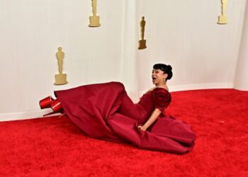 Imágenes: aparatosa caída de Liza Koshy en la alfombra roja de los Oscar acapara la atención de los asistentes
