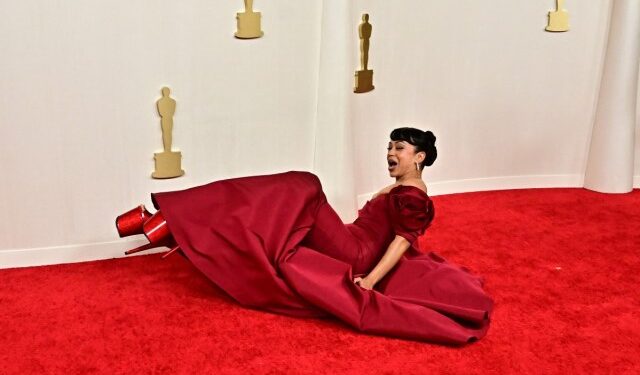 Imágenes: aparatosa caída de Liza Koshy en la alfombra roja de los Oscar acapara la atención de los asistentes