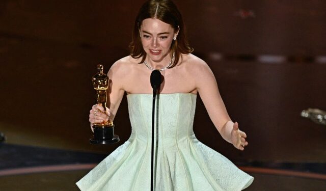 Emma Stone alcanzó el Óscar a mejor actriz por su papel en “Pobres criaturas”