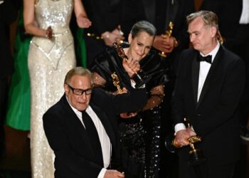 “Oppenheimer” se coronó como la mejor película al triunfar en los Óscar con siete premios