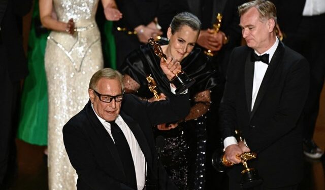 “Oppenheimer” se coronó como la mejor película al triunfar en los Óscar con siete premios