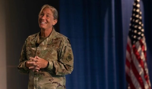 Se retira “El Ángel de la Muerte” de Afganistán, la aviadora de EEUU que aterró a los talibanes tras el #11Sep