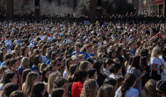 Comunidad de la Universidad de Georgia rindió vigilia a Laken Riley, asesinada por un venezolano (Video)