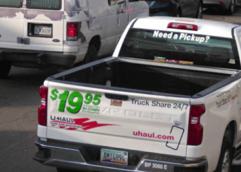 Tirador escapó tras acribillar a tres personas frente a un consultorio dental en California