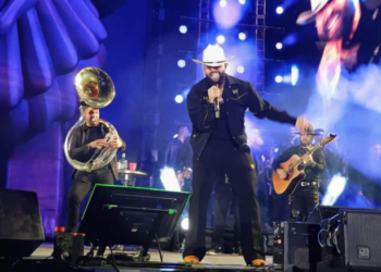 Cantante mexicano desató la polémica al decir en pleno concierto que se le antojaba “un perico” (Video)