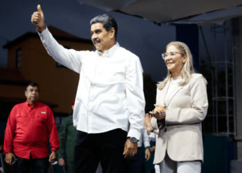 Maduro se quitó el “rojo, rojito” para blanquear su imagen en encuentro con pastores cristianos