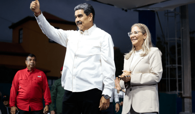 Maduro se quitó el “rojo, rojito” para blanquear su imagen en encuentro con pastores cristianos