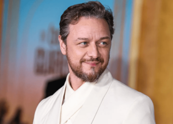 El “Profesor X” se rompió la rodilla mientras sostenía boca abajo a una mujer en una “fiesta sexual”