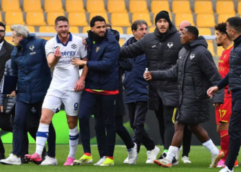 Escándalo en Italia: entrenador le dio un cabezazo a un jugador del equipo rival y lo pagó caro (Video)