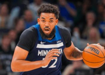 Esta estrella de la NBA será baja indefinida por desgarro del menisco